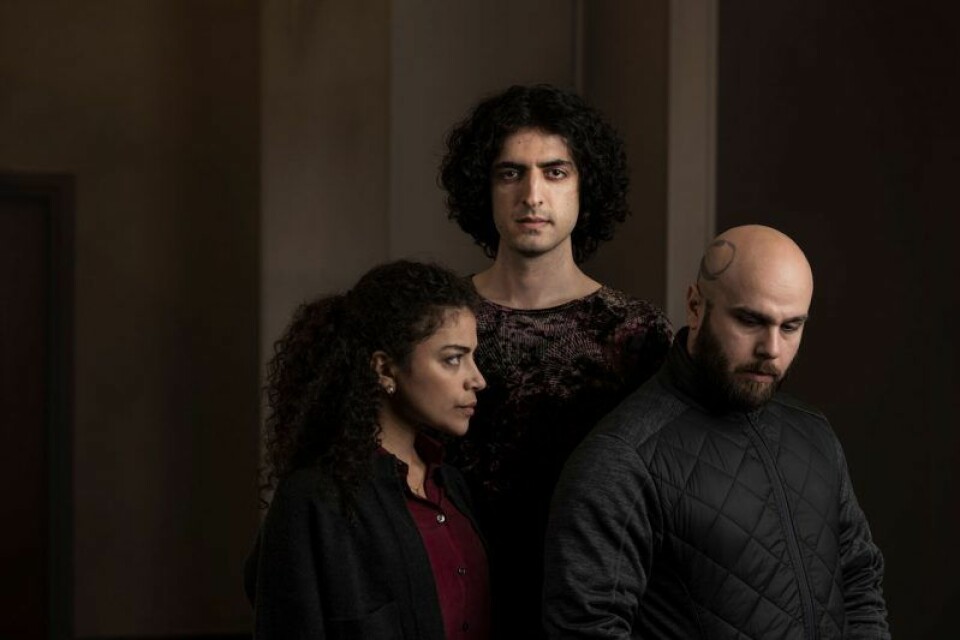 Förutom Pernilla August syns Siham Shurafa, Armand Mirpour och Pablo Leiva Wenger i huvudrollerna. Foto: Ola Kjelbye/SVT Förutom Pernilla August syns Siham Shurafa, Armand Mirpour och Pablo Leiva Wenger i huvudrollerna. Foto: Ola Kjelbye/SVT