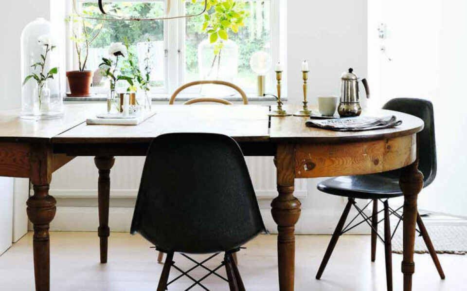 Ett gammalt älskat bord kan bli hur fint som helst i ert nya hem. Bild: Alcro Ett gammalt älskat bord kan bli hur fint som helst i ert nya hem. Bild: Alcro