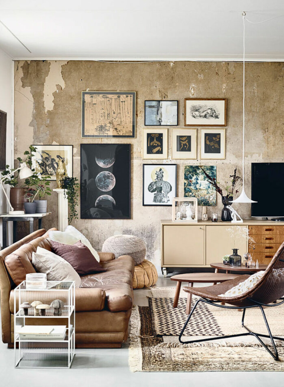 Samla tavlor i olika stilar, men se till att hålla en genomgående färgskala, då blir resultatet bra. Bild: Ikea livet hemma Samla tavlor i olika stilar, men se till att hålla en genomgående färgskala, då blir resultatet bra. Bild: Ikea livet hemma