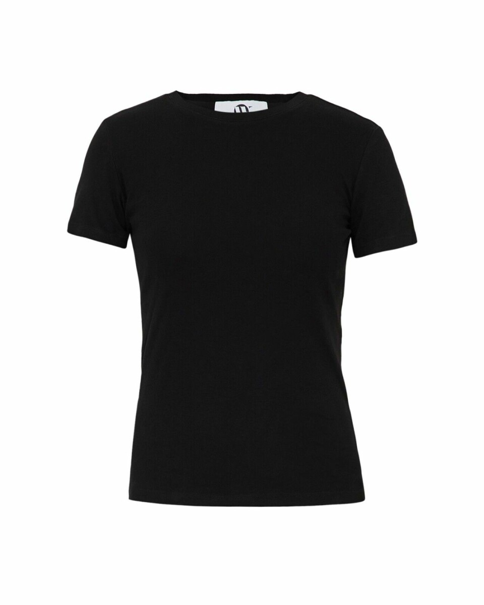 Svart t-shirt. Här kan du köpa den. Svart t-shirt. Här kan du köpa den.