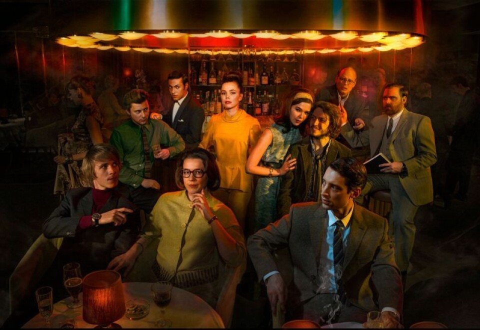 Delar av ensemblen i Vår tid är nu: Calle (Charlie Gustafsson), Angelo (Simone Coppo), Nina (Hedda Stiernstedt), Christina (Julia Heveus), John (Morten Vang Simonsen), Bellan (Rasmus Troedsson), Gustaf (Mattias Nordkvist), Uno (Oskar Laring), Maggan (Josefin Neldén), Peter (Adam Lundgren). Foto: Carl-Henrik/SVT Delar av ensemblen i Vår tid är nu: Calle (Charlie Gustafsson), Angelo (Simone Coppo), Nina (Hedda Stiernstedt), Christina (Julia Heveus), John (Morten Vang Simonsen), Bellan (Rasmus Troedsson), Gustaf (Mattias Nordkvist), Uno (Oskar Laring), Maggan (Josefin Neldén), Peter (Adam Lundgren). Foto: Carl-Henrik/SVT