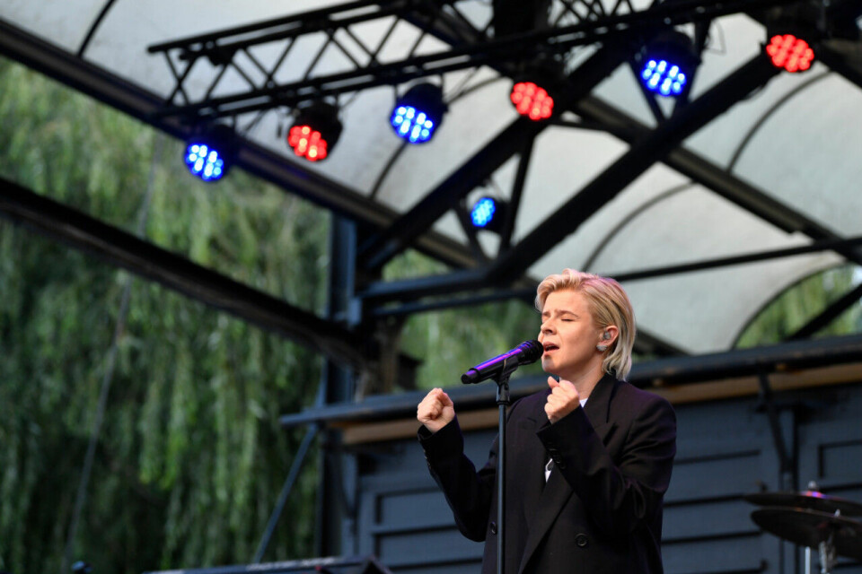 Robyn uppträdde på scen under strejken i Stockholm. Robyn uppträdde på scen under strejken i Stockholm.