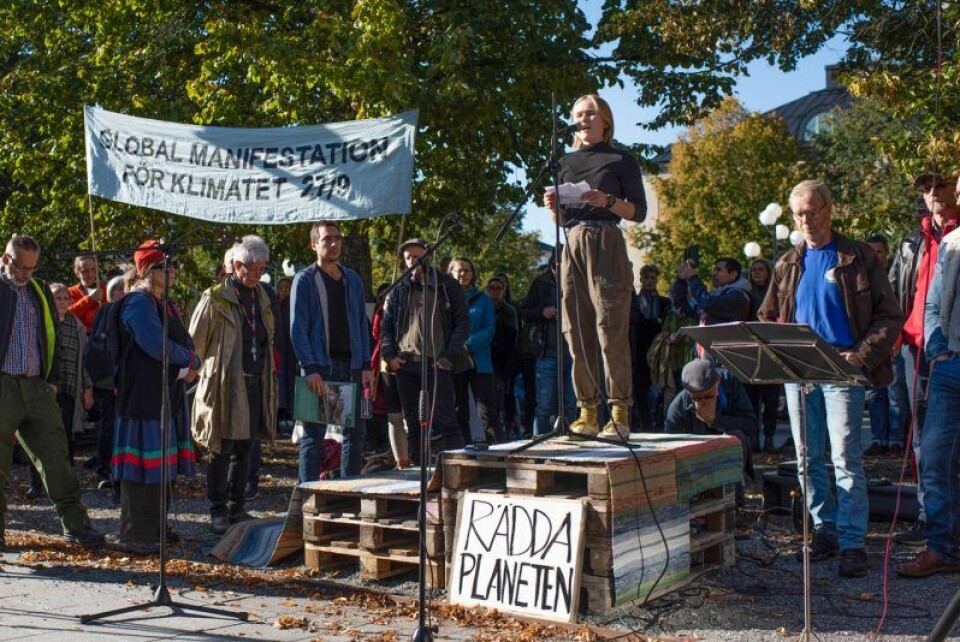 Bild från klimatmanifestation i Umeå, där deltagarna gick genom staden för att slutligen samlas utanför Umeå Stadshus. Bild från klimatmanifestation i Umeå, där deltagarna gick genom staden för att slutligen samlas utanför Umeå Stadshus.