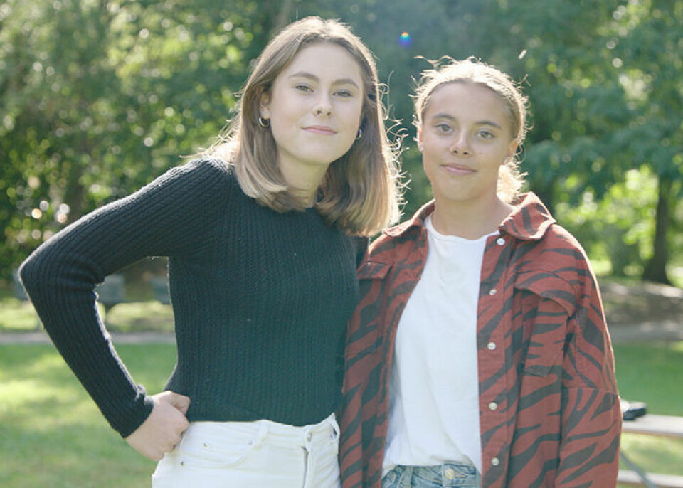 Kakan pratar med 13-åringarna Elvira och Tindra som berättar hur de ser på feminism. Kakan pratar med 13-åringarna Elvira och Tindra som berättar hur de ser på feminism.