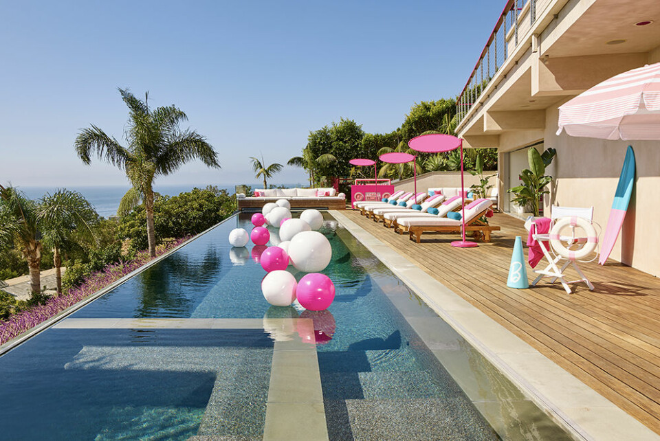 Infinitypool med havsutsikt hemma hos Barbie i Malibu. Infinitypool med havsutsikt hemma hos Barbie i Malibu.