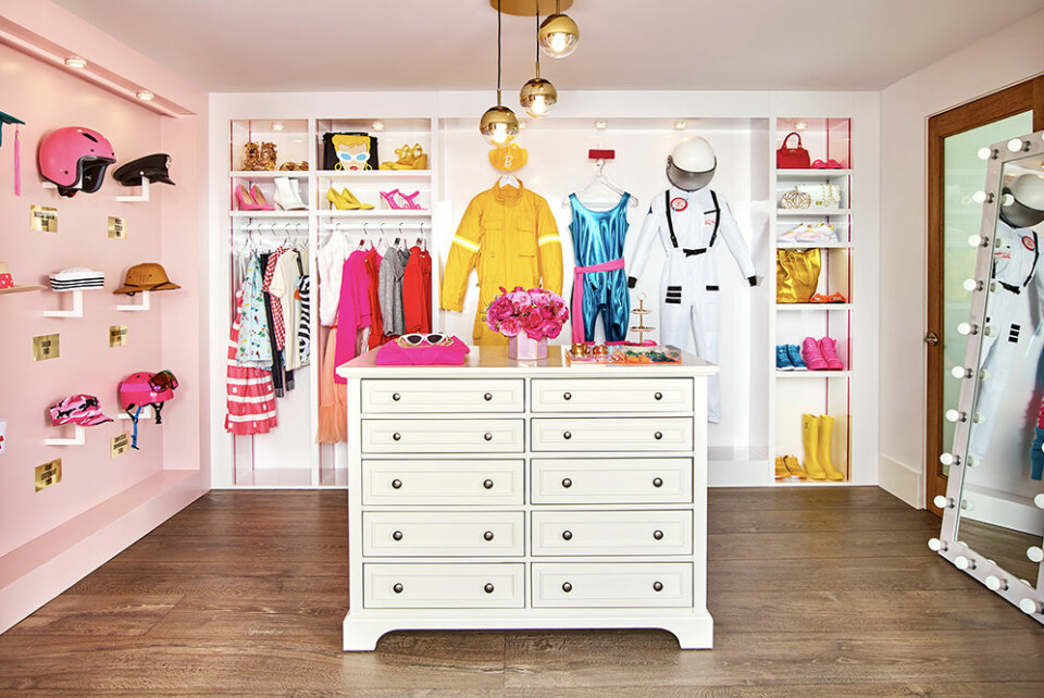 Walk-in closet med några av Barbies mest ikoniska outfits. Walk-in closet med några av Barbies mest ikoniska outfits.