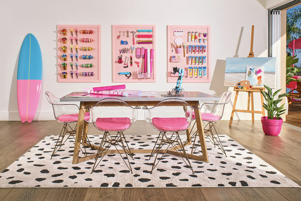 Barbie har även ett hobbyrum i sin Malibu-villa. Barbie har även ett hobbyrum i sin Malibu-villa.