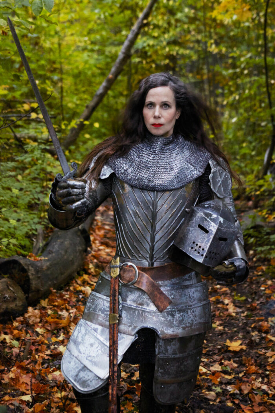 Sara Danius som Jeanne D’Arc i Sagolika kvinnor-kalendern 2019. Sara Danius som Jeanne D’Arc i Sagolika kvinnor-kalendern 2019.
