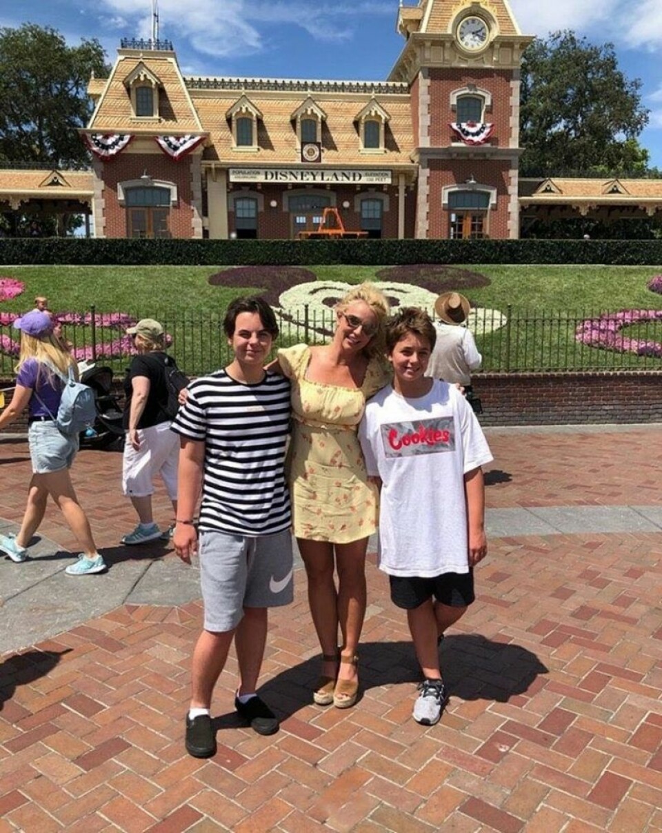 Britney Spears tillsammans med sönerna Sean Federline och Jayden James Federline. Britney Spears tillsammans med sönerna Sean Federline och Jayden James Federline.