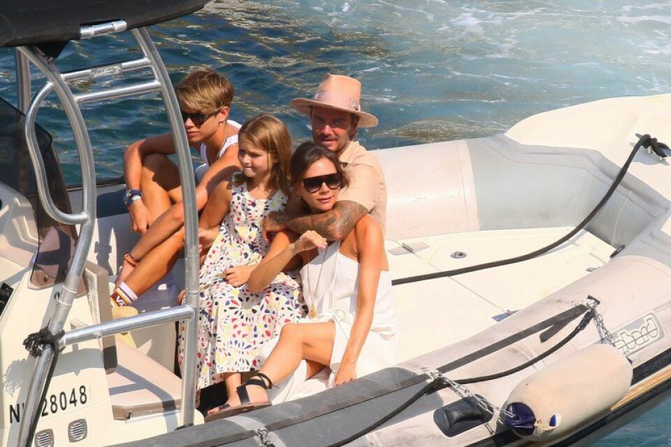 Victoria och David Beckham tillsammans med två av fyra barn. Victoria och David Beckham tillsammans med två av fyra barn.