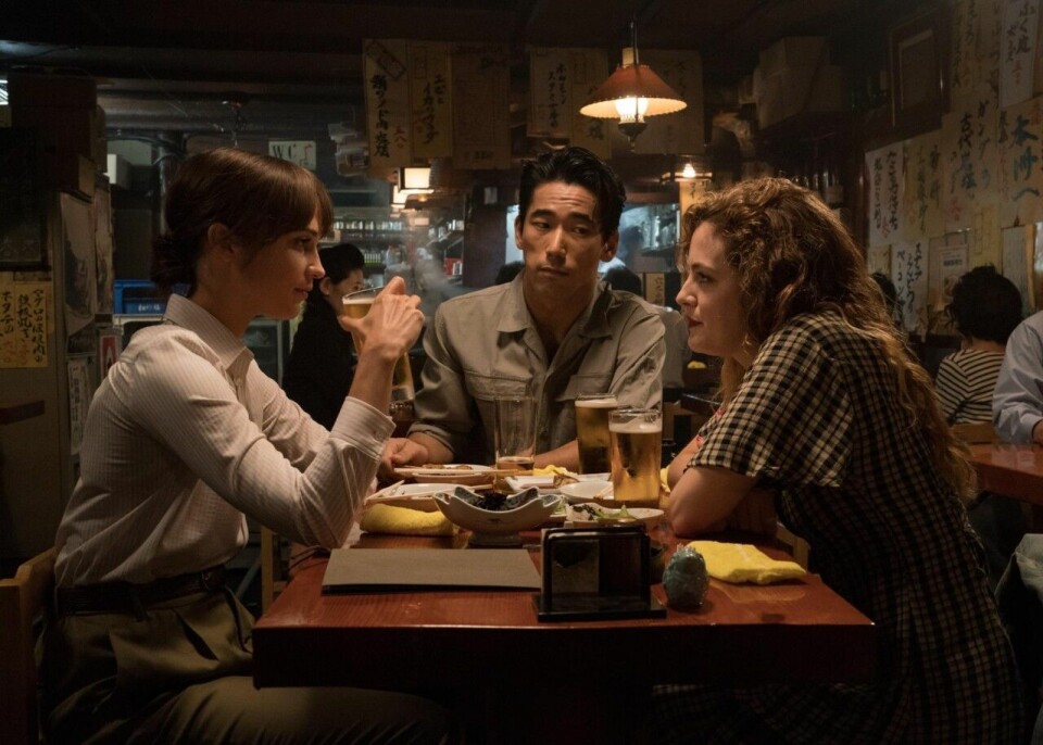 Alicia som Lucy, på middag med Teiji och Lily. Lägg märke till hur han sneglar på Lily. Alicia som Lucy, på middag med Teiji och Lily. Lägg märke till hur han sneglar på Lily.