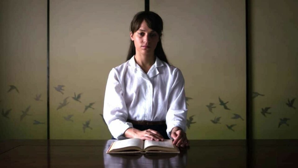 Lucy tycker att döden följer henne, var hon än går. Lucy tycker att döden följer henne, var hon än går.