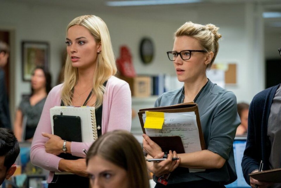 Margot Robbie och Kate McKinnon är två av skådespelerskorna i den nya filmen Bombshell. Margot Robbie och Kate McKinnon är två av skådespelerskorna i den nya filmen Bombshell.