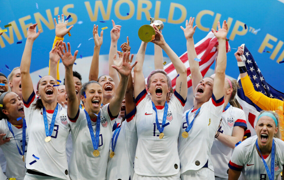 Det amerikanska landslaget med Megan Rapinoe i spetsen ställer krav på bättre jämställdhet inom fotbollen. Det amerikanska landslaget med Megan Rapinoe i spetsen ställer krav på bättre jämställdhet inom fotbollen.