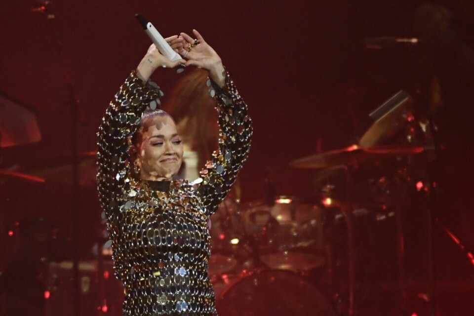 Rita Ora gör hjärtsymbolen med händerna under konserten. Rita Ora gör hjärtsymbolen med händerna under konserten.