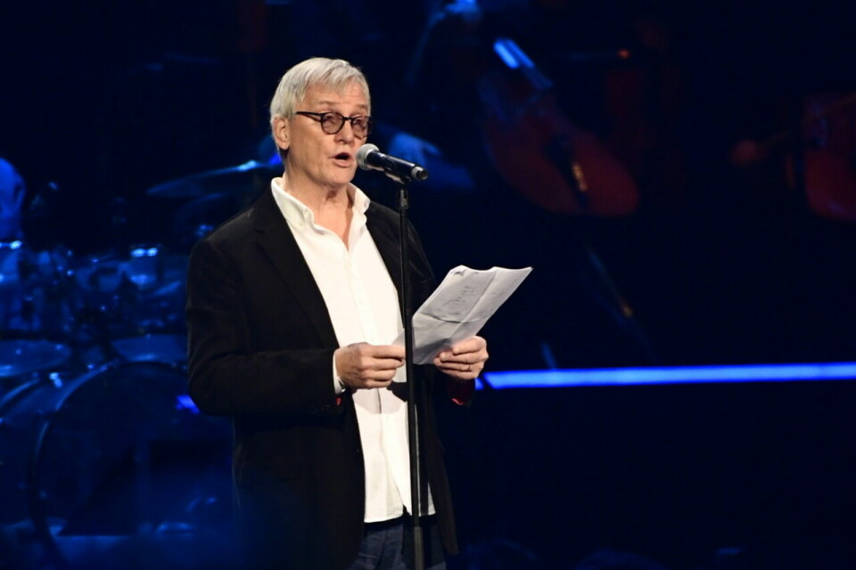 Klas Bergling, Tim Berglings pappa, håller tal från scen. Klas Bergling, Tim Berglings pappa, håller tal från scen.