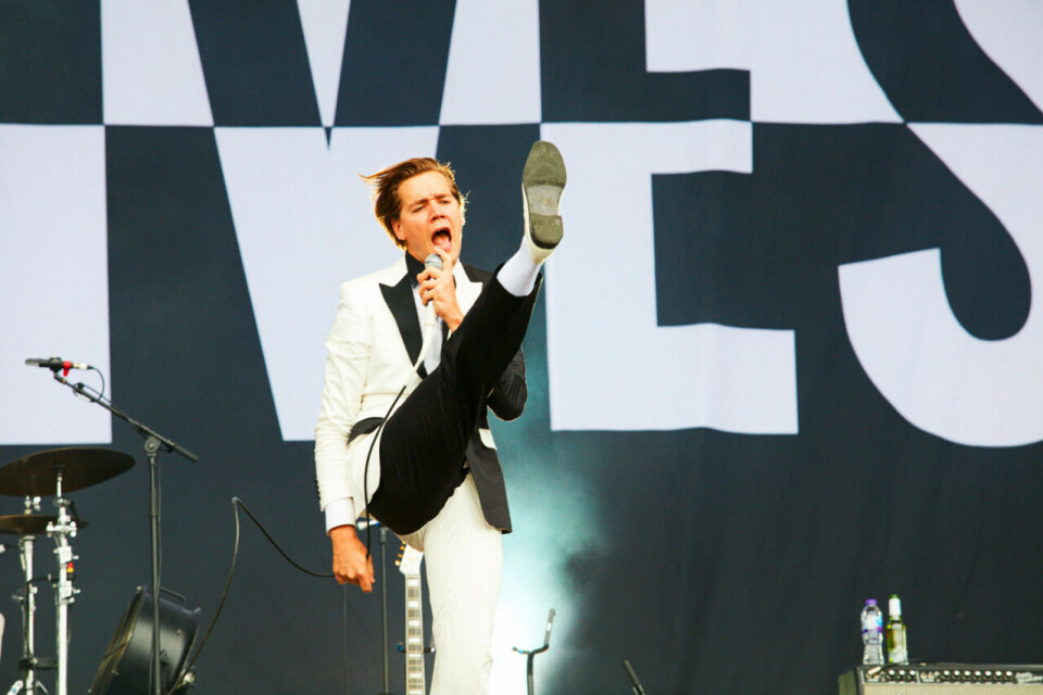 Höga kickar från The Hives. Höga kickar från The Hives.