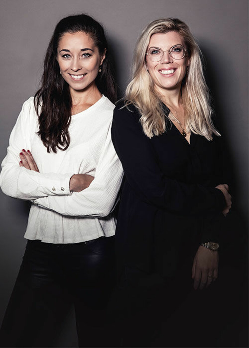 Linda Johansson och Elin Liljero Eriksson har dykt ner i forskning samt träffat olika profiler som trädgårdsmästaren Victoria Skoglund, artisten Kaveh ”Kodie” Kabinejd och ”Ångestpodden” för att ta reda på hur relationer påverkas av vår digitala samtid. Linda Johansson och Elin Liljero Eriksson har dykt ner i forskning samt träffat olika profiler som trädgårdsmästaren Victoria Skoglund, artisten Kaveh ”Kodie” Kabinejd och ”Ångestpodden” för att ta reda på hur relationer påverkas av vår digitala samtid.