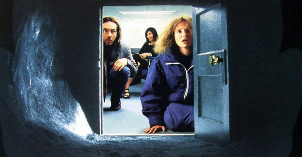 Flera personer bjuds in till John Malkovich huvud, till exempel en ovanligt fixad Cameron Diaz. Flera personer bjuds in till John Malkovich huvud, till exempel en ovanligt fixad Cameron Diaz.