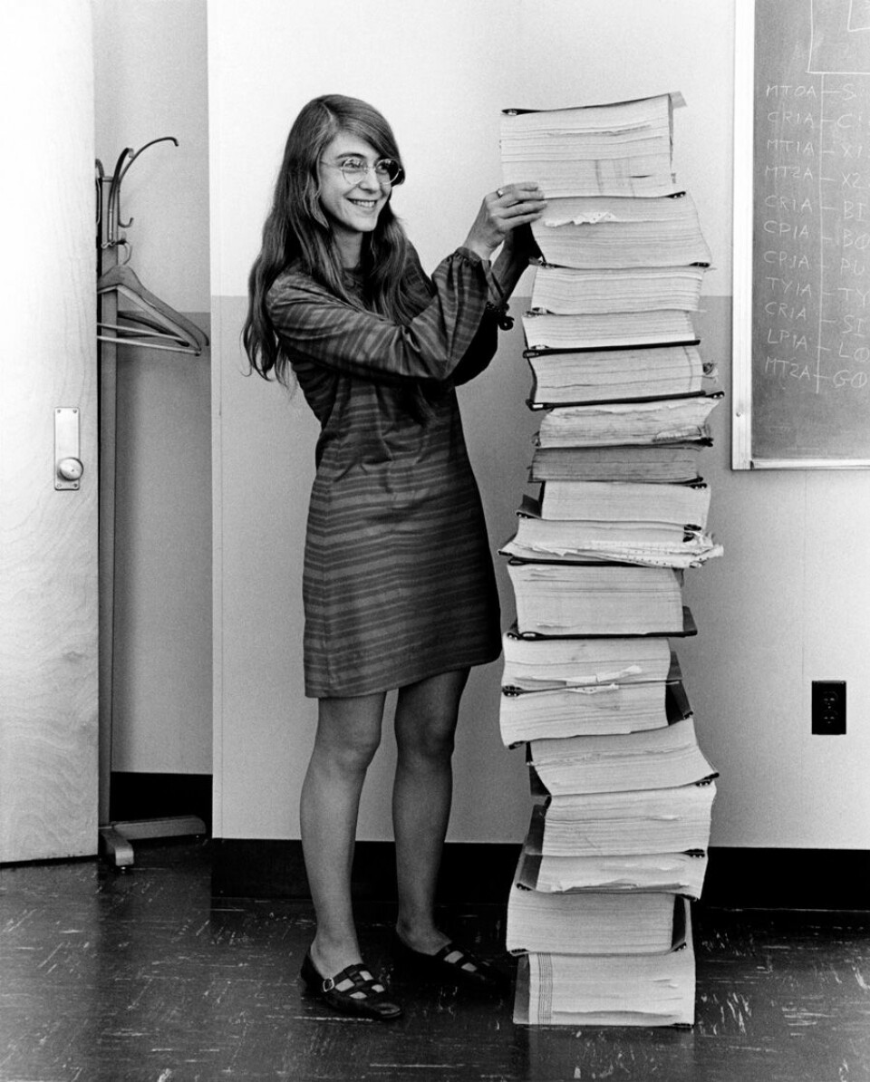 Margaret Hamilton med utskrifter av en del av datorkoden som styrde Apollo 11. Margaret Hamilton med utskrifter av en del av datorkoden som styrde Apollo 11.