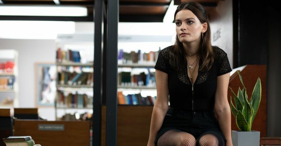 Emma Mackey spelar mot Mikael Persbrandt i Sex Education”. Foto: Netflix Emma Mackey spelar mot Mikael Persbrandt i Sex Education”. Foto: Netflix