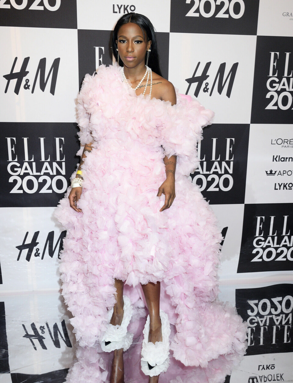 Sabina Ddumba bar klänning designad av Selam Fessahaye under ELLE-galan 2020. Sabina Ddumba bar klänning designad av Selam Fessahaye under ELLE-galan 2020.