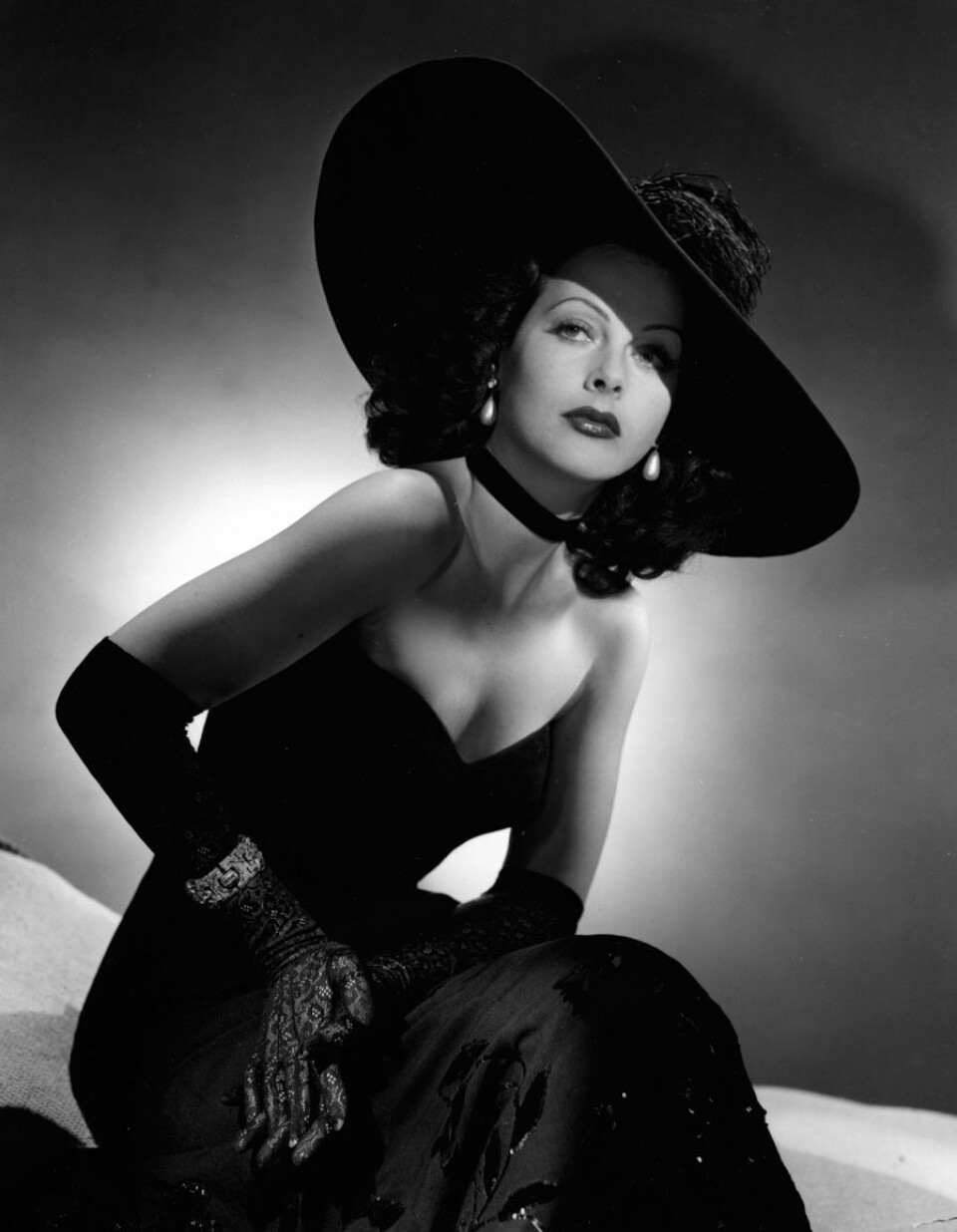 Mellan alla filminspelningar och uppfinningar hann Hedy Lamarr också med att vara gift sex gånger. Mellan alla filminspelningar och uppfinningar hann Hedy Lamarr också med att vara gift sex gånger.
