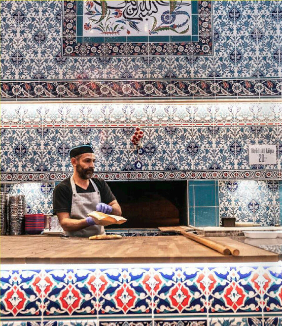 Vackert kakel på väggar och i tak ackompanjerar den goda mezen på Lilla Istanbul. Vackert kakel på väggar och i tak ackompanjerar den goda mezen på Lilla Istanbul.
