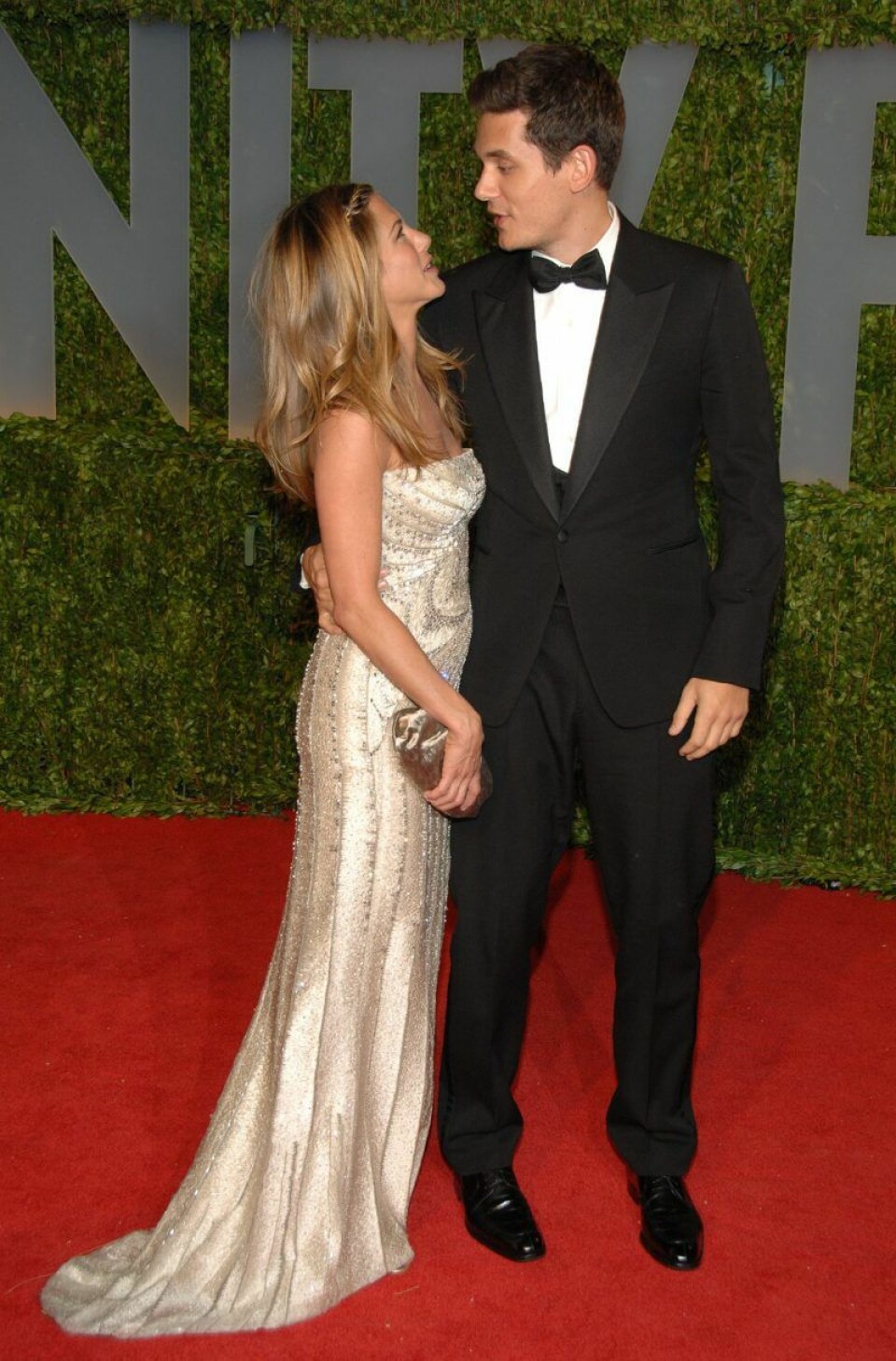 Jennifer Aniston tog med sig musikern John Mayer till röda mattan 2009. Jennifer Aniston tog med sig musikern John Mayer till röda mattan 2009.