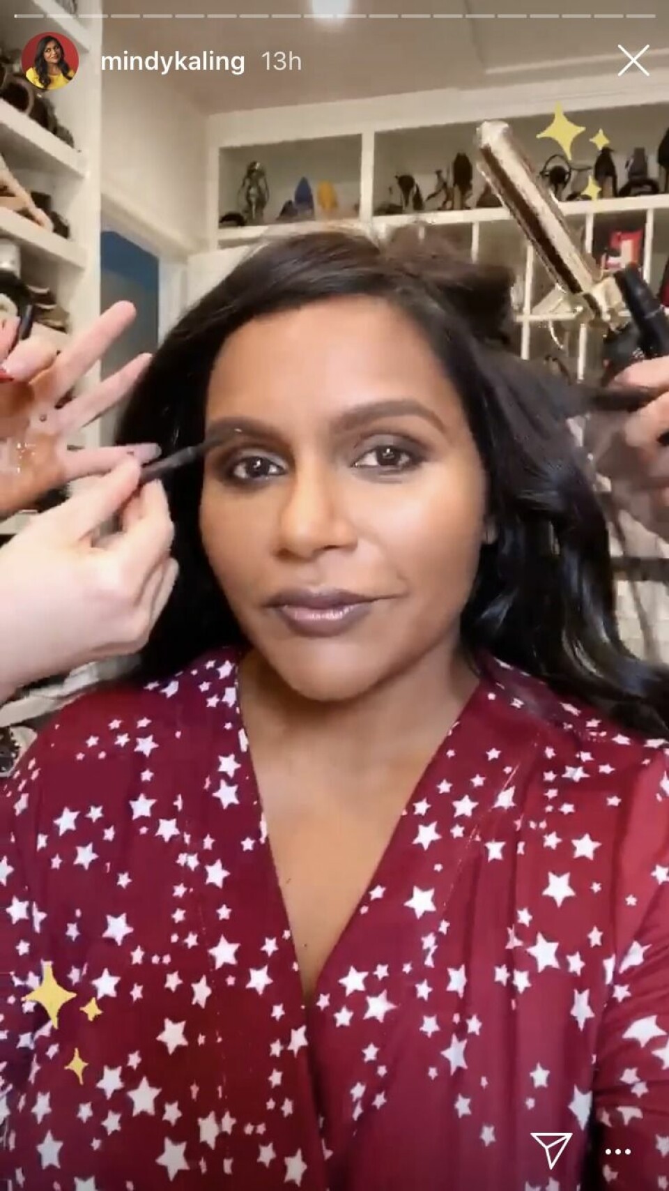 Mindy Kaling hade många händer som piffade och fixade henne innan Oscarsgalan. Mindy Kaling hade många händer som piffade och fixade henne innan Oscarsgalan.