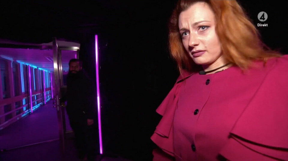 Deltagaren Julia gick vilse på väg in i huset. Deltagaren Julia gick vilse på väg in i huset.