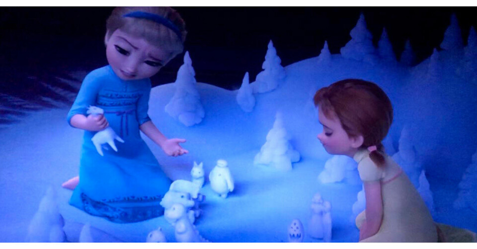 Anna och Elsa leker med sina Disneykolleger i Frost 2. Anna och Elsa leker med sina Disneykolleger i Frost 2.