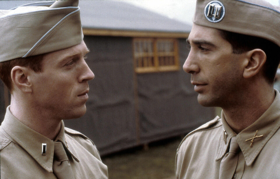 David Schwimmer i Band of brothers tillsammans med Damian Lewis. David Schwimmer i Band of brothers tillsammans med Damian Lewis.