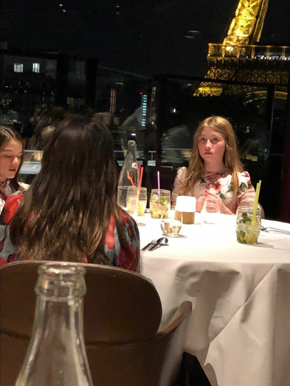 Här äter Suri Cruise och hennes vänner middag på en flott restaurang i Paris. Drinkarna är naturligtvis alkoholfria. Här äter Suri Cruise och hennes vänner middag på en flott restaurang i Paris. Drinkarna är naturligtvis alkoholfria.