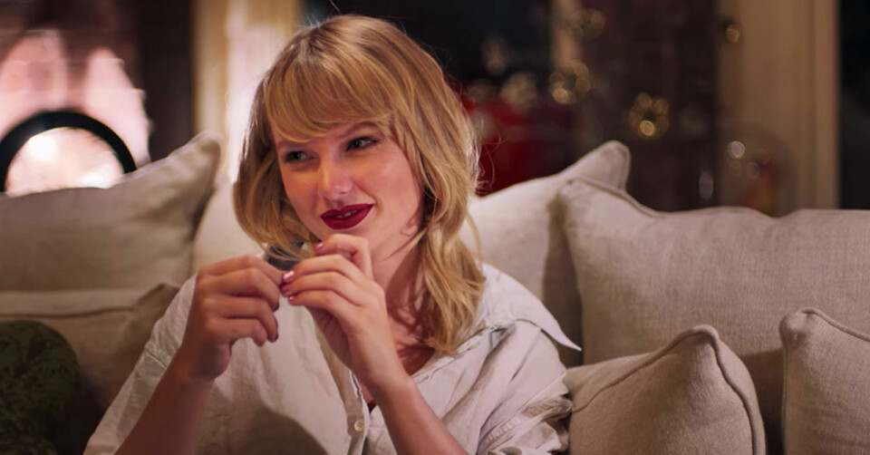 ”Vi gör inte sånt längre”, säger Taylor Swift om att klanka ner på sig själv genom att stirra på paparazzifoton på sig själv. ”Vi gör inte sånt längre”, säger Taylor Swift om att klanka ner på sig själv genom att stirra på paparazzifoton på sig själv.