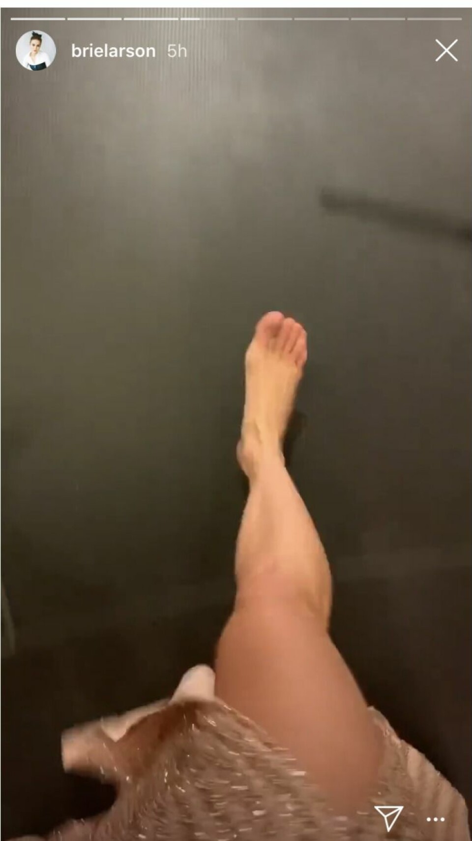 Brie Larson tog av sig sina klackskor. Brie Larson tog av sig sina klackskor.