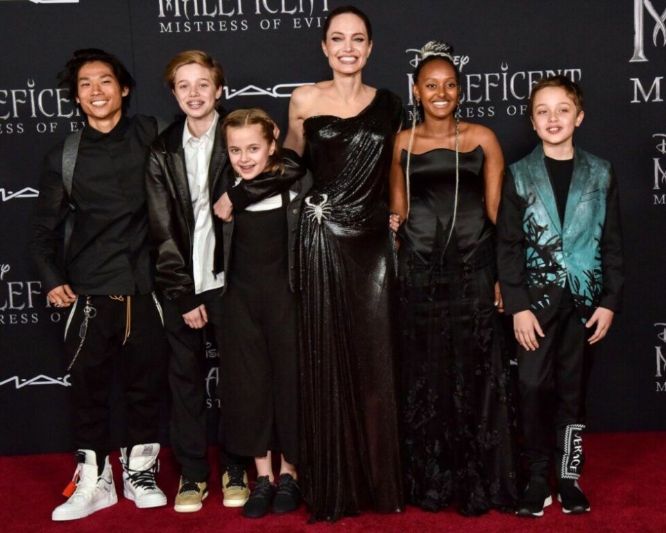 Här är Angelina med alla barnen utom Maddox på premiären till Maleficent. Från vänster: Pax, Shiloh, Vivian, Angelina, Zahara, Knox. Här är Angelina med alla barnen utom Maddox på premiären till Maleficent. Från vänster: Pax, Shiloh, Vivian, Angelina, Zahara, Knox.