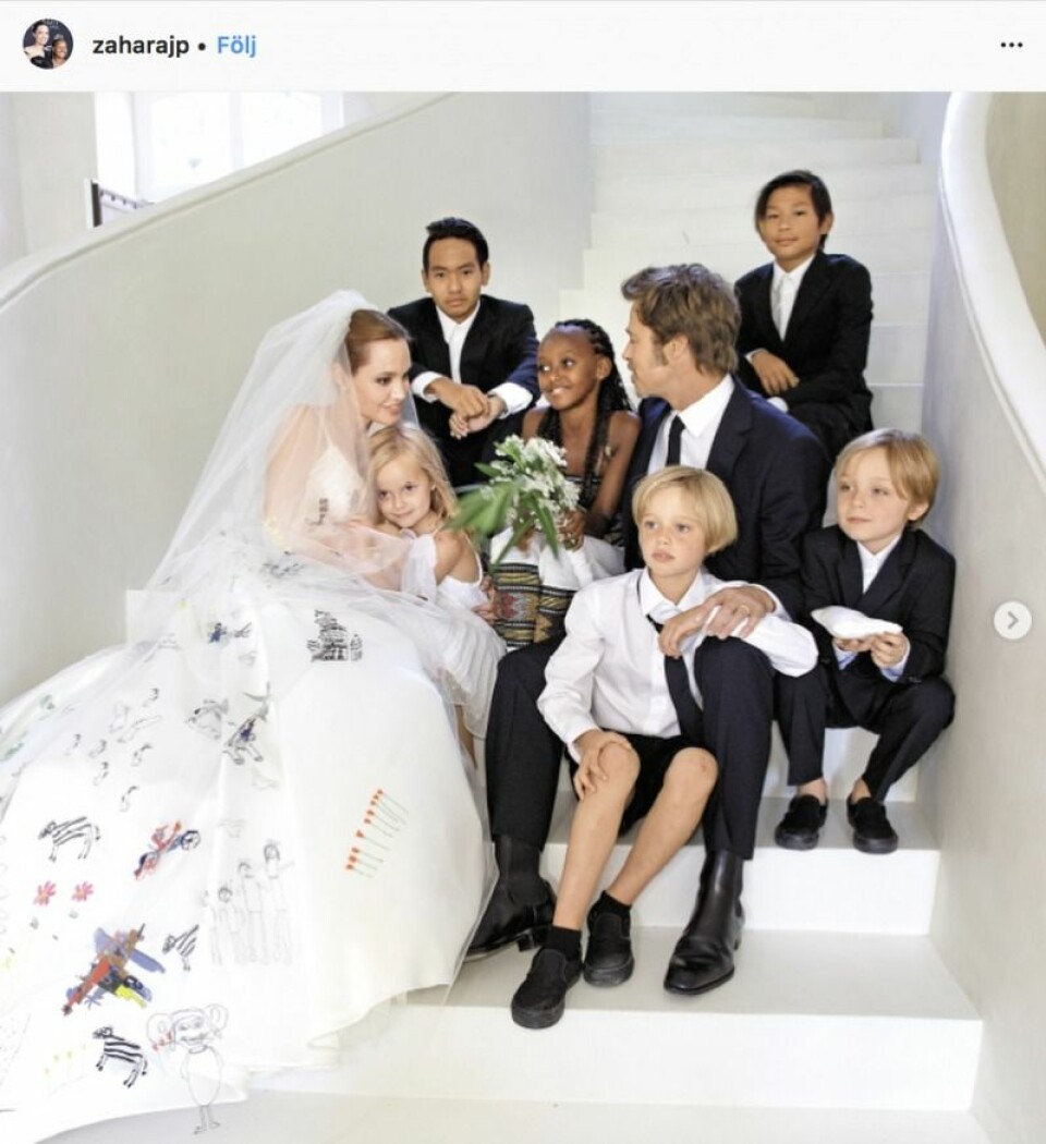 När Brad Pitt och Angelina Jolie gifte sig 2014 bar hon en klänning med barnens teckningar på. När Brad Pitt och Angelina Jolie gifte sig 2014 bar hon en klänning med barnens teckningar på.