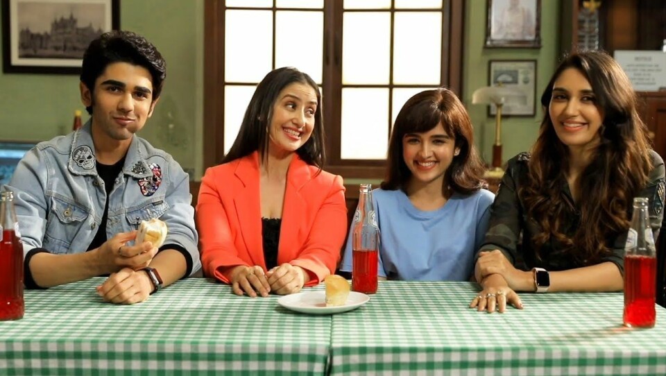 Maska handlar om en oväntad romans. Maska handlar om en oväntad romans.