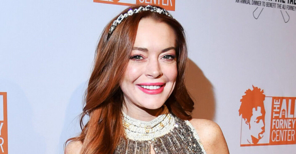 Lindsay Lohan fick hjälp ur sin ekonomiska knipa av kollegan Charlie Sheen. Lindsay Lohan fick hjälp ur sin ekonomiska knipa av kollegan Charlie Sheen.