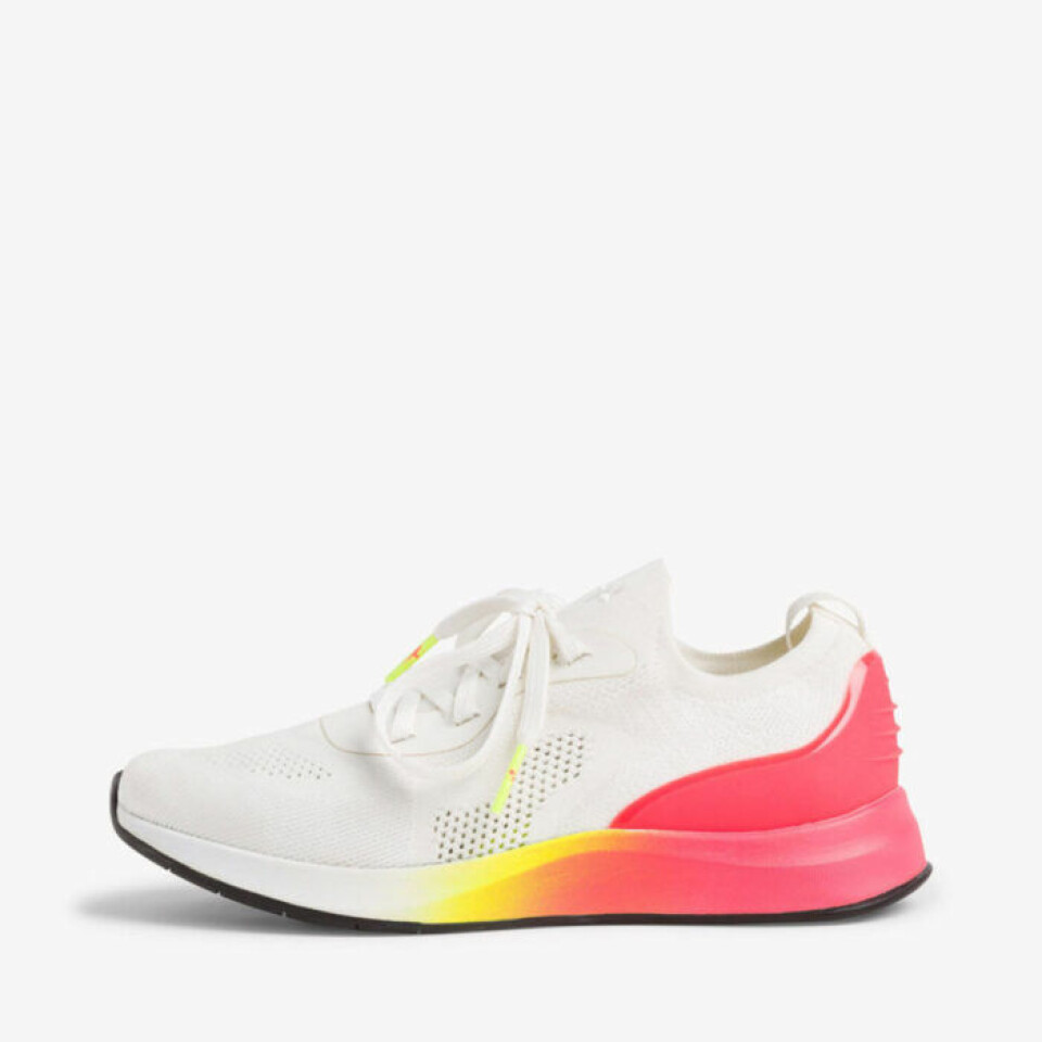 Sportiga sneakers att bära varje dag i vår och sommar