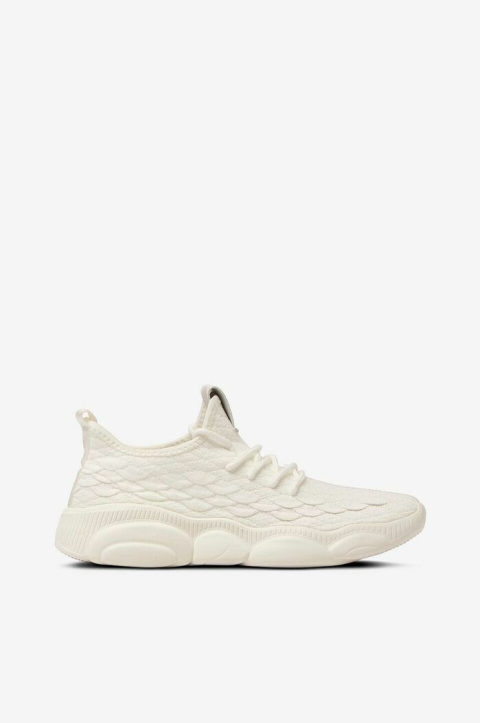 Sportiga sneakers att bära varje dag i vår och sommar