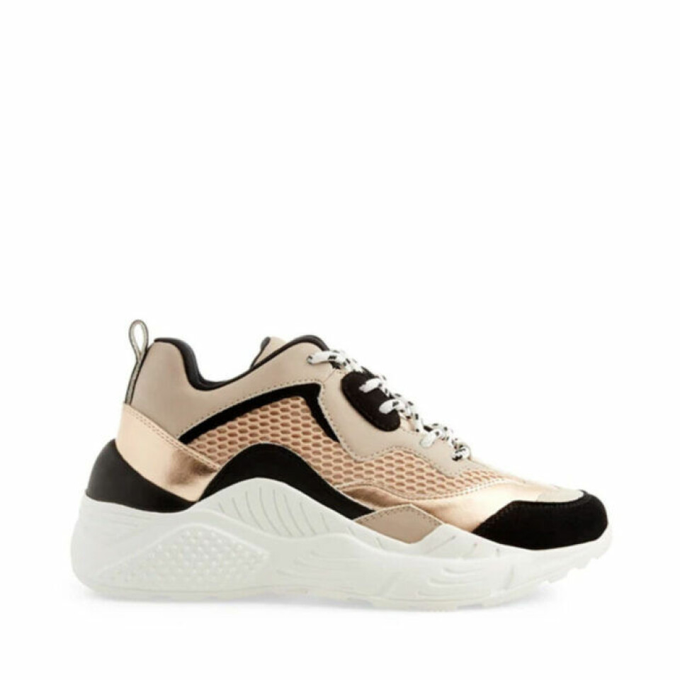 Sportiga sneakers att bära varje dag i vår och sommar