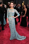 På Oscarsgalan 2013 bar Alicia Vikander en klänning signerad Elie Saab.