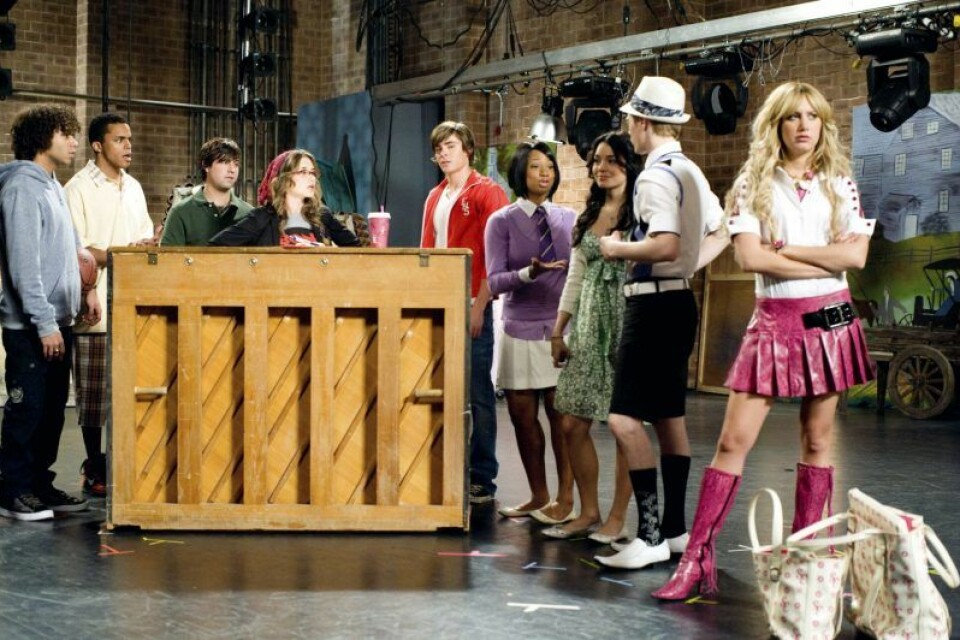 En litet gäng av casten i High School Musical återförenas på karaokeshowen. En litet gäng av casten i High School Musical återförenas på karaokeshowen.