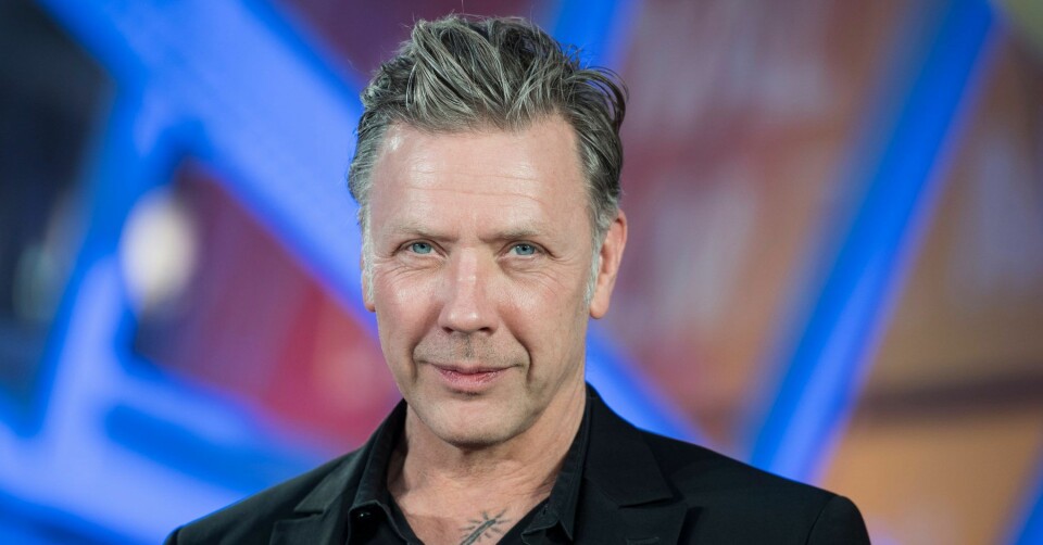 Mikael Persbrandt har en biroll i Netflix komiska serie Sex Education. Mikael Persbrandt har en biroll i Netflix komiska serie Sex Education.