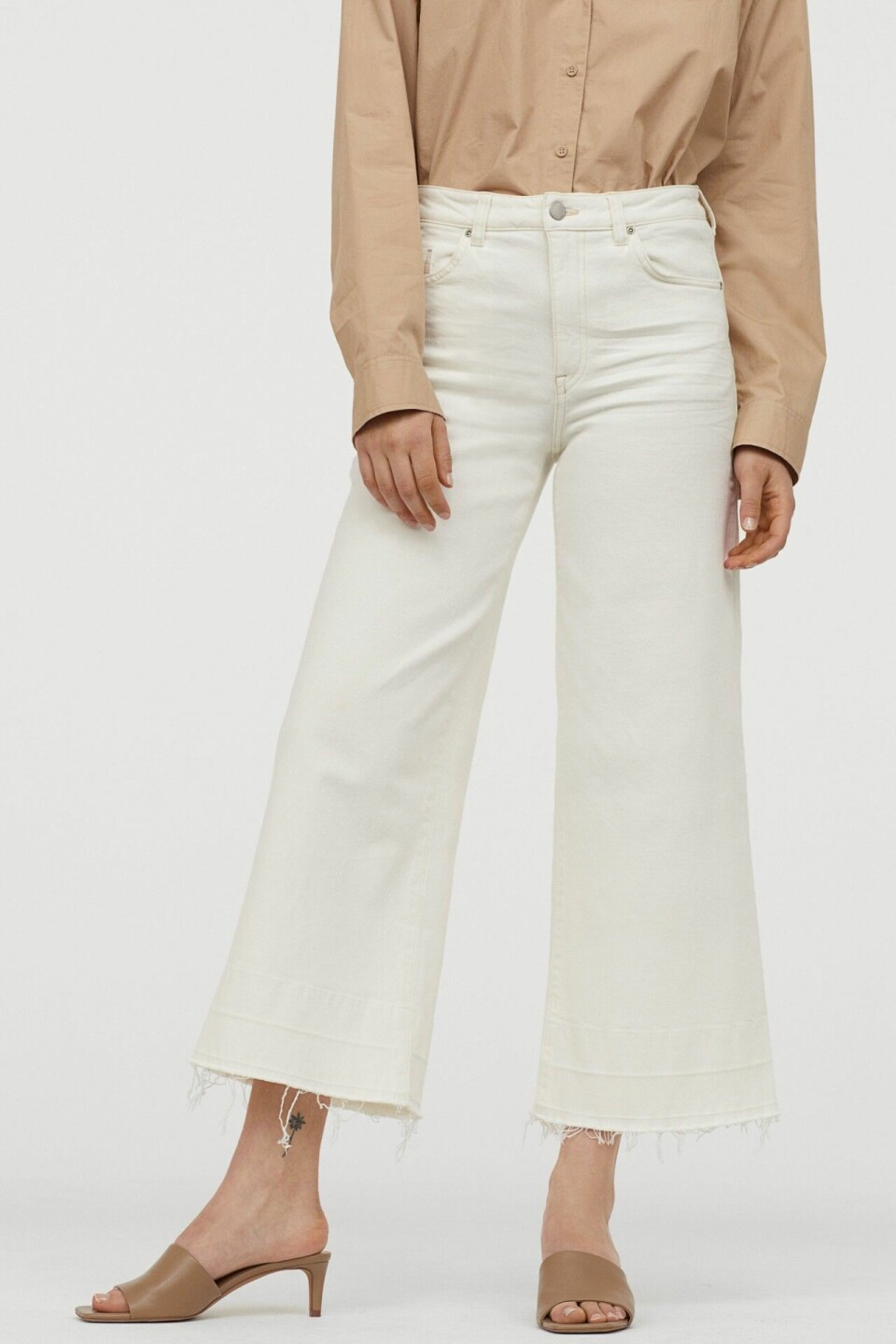 Trendiga vita jeans i olika prisklasser till våren 2020