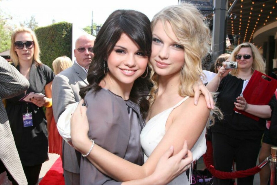 Goda vännerna Taylor Swift och Selena Gomez 2008. Goda vännerna Taylor Swift och Selena Gomez 2008.