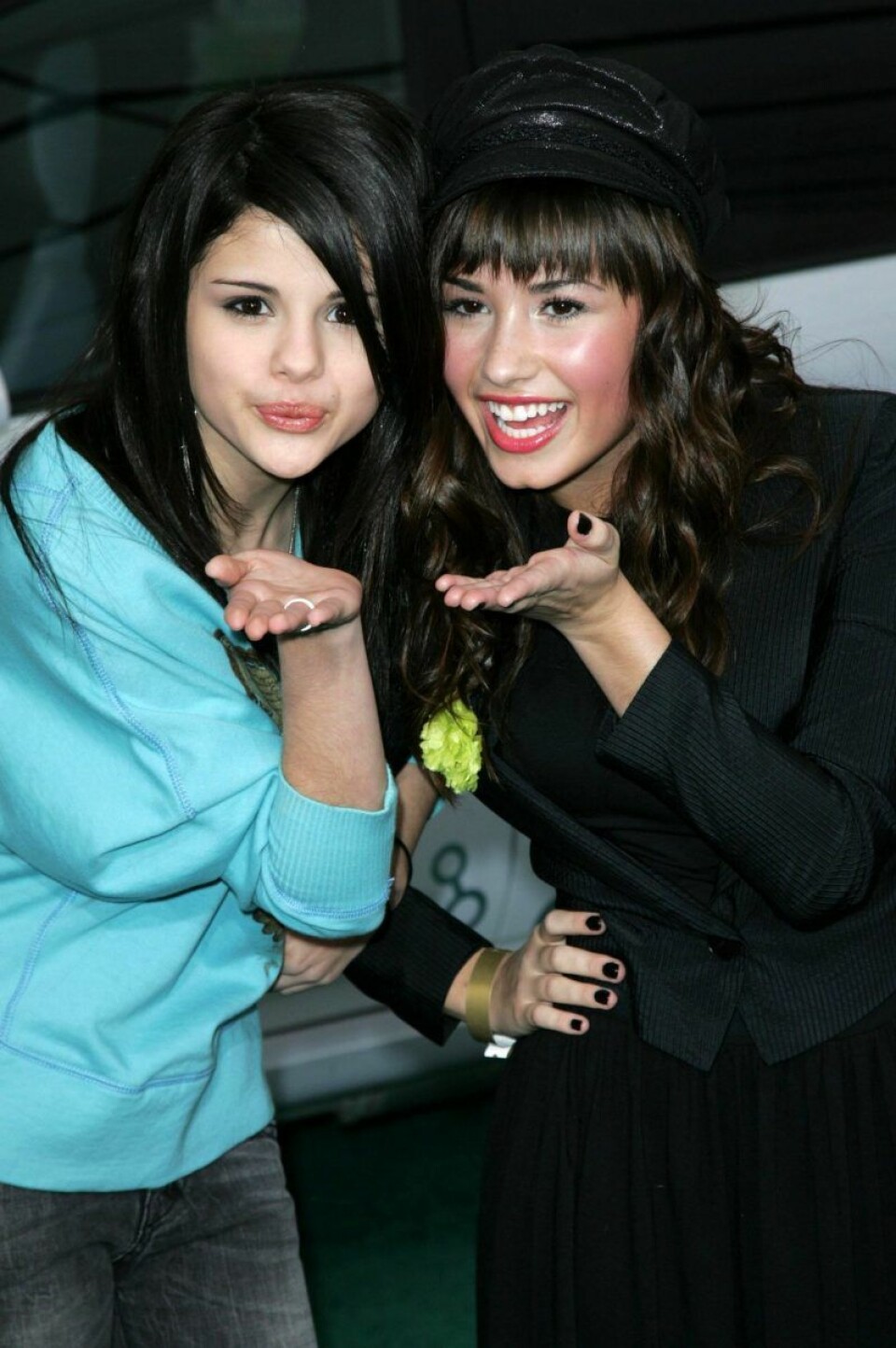 Disneys två stora stjärnor Selena Gomez och Demi Lovato blåser slängkyssar 2008. Disneys två stora stjärnor Selena Gomez och Demi Lovato blåser slängkyssar 2008.