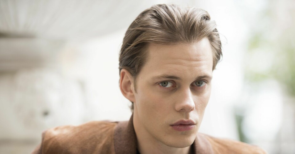 Efter skräckfilmerna Det och Det 2 gör Bill Skarsgård en psykologisk thriller. Efter skräckfilmerna Det och Det 2 gör Bill Skarsgård en psykologisk thriller.